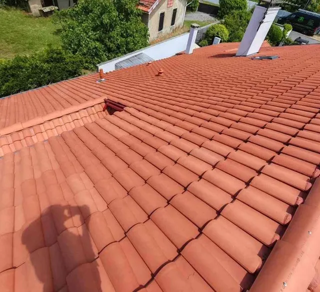 Tuiles canal rouges d'une maison labourdine après démoussage